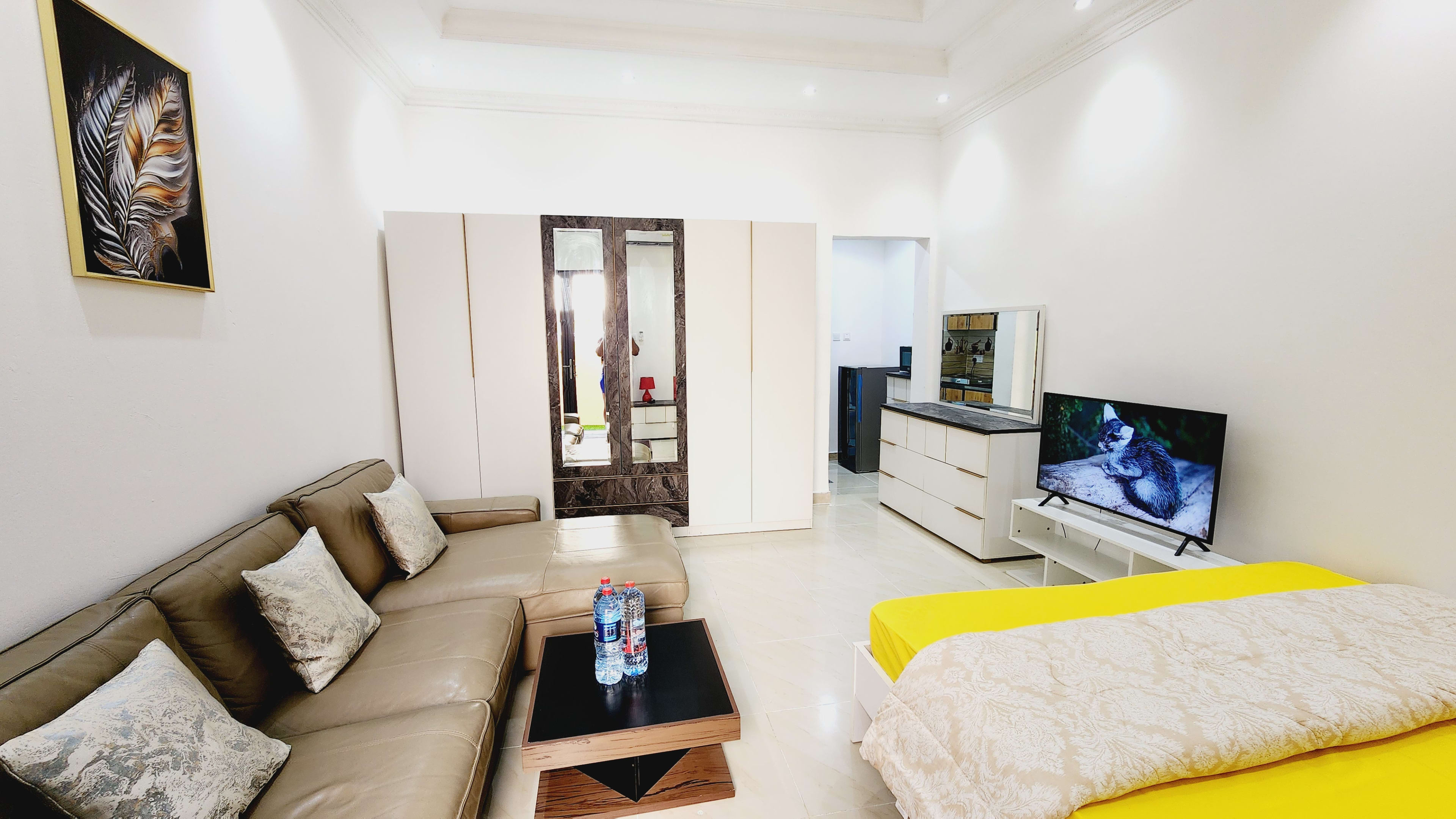 Fully furnished studio apartment with private entrance - photo 1