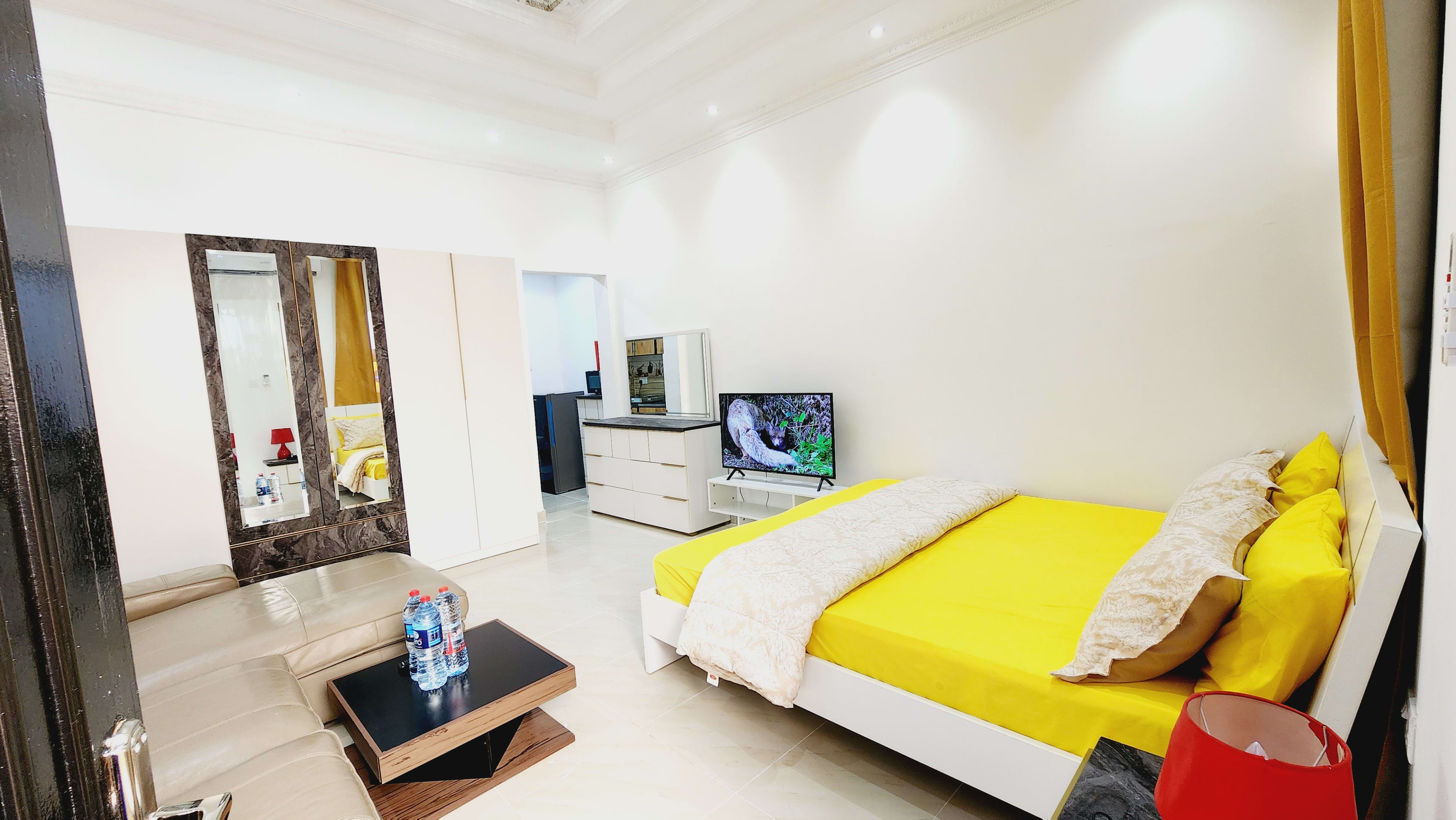 Fully furnished studio apartment with private entrance - photo 2