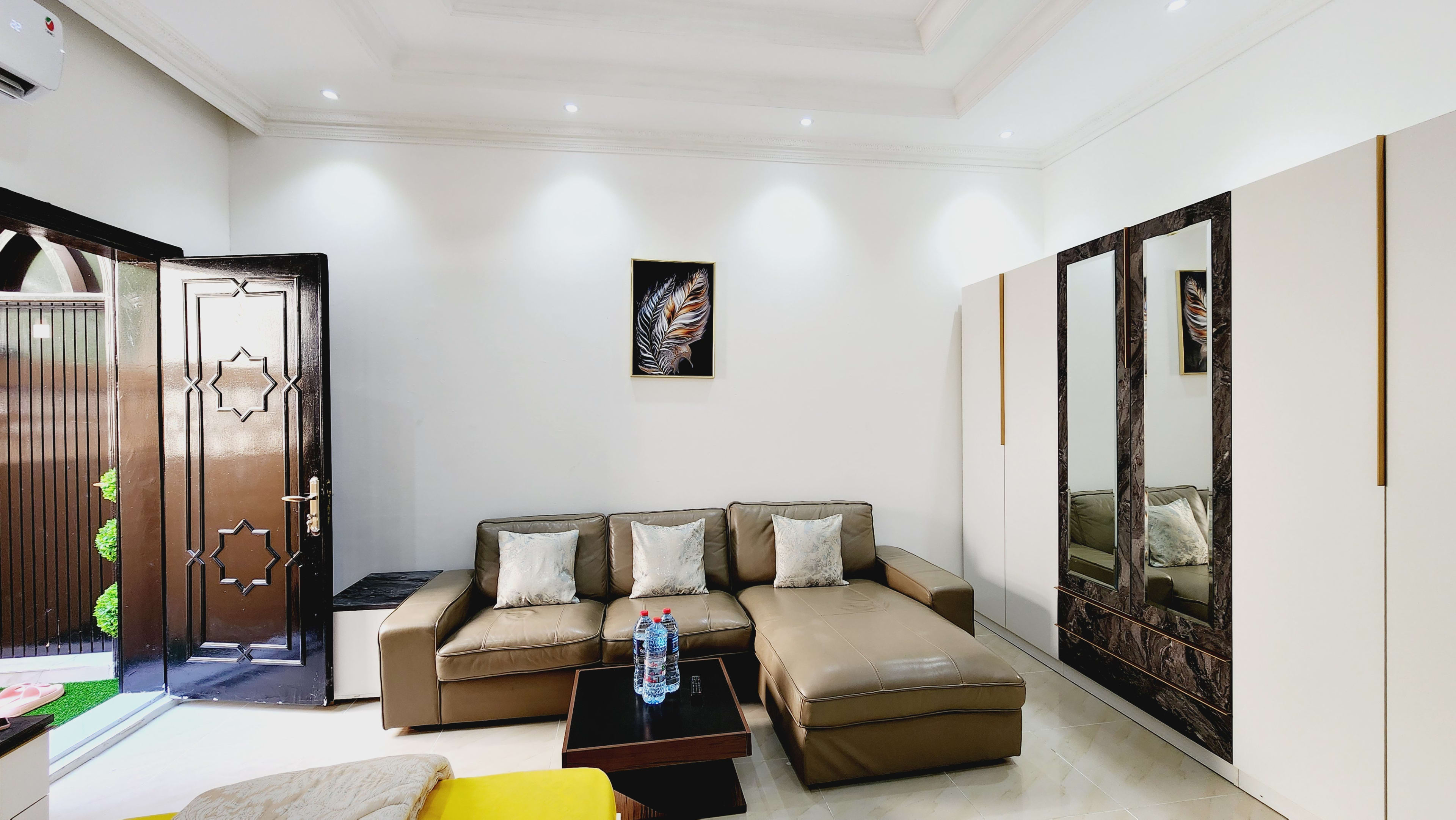 Fully furnished studio apartment with private entrance - photo 4