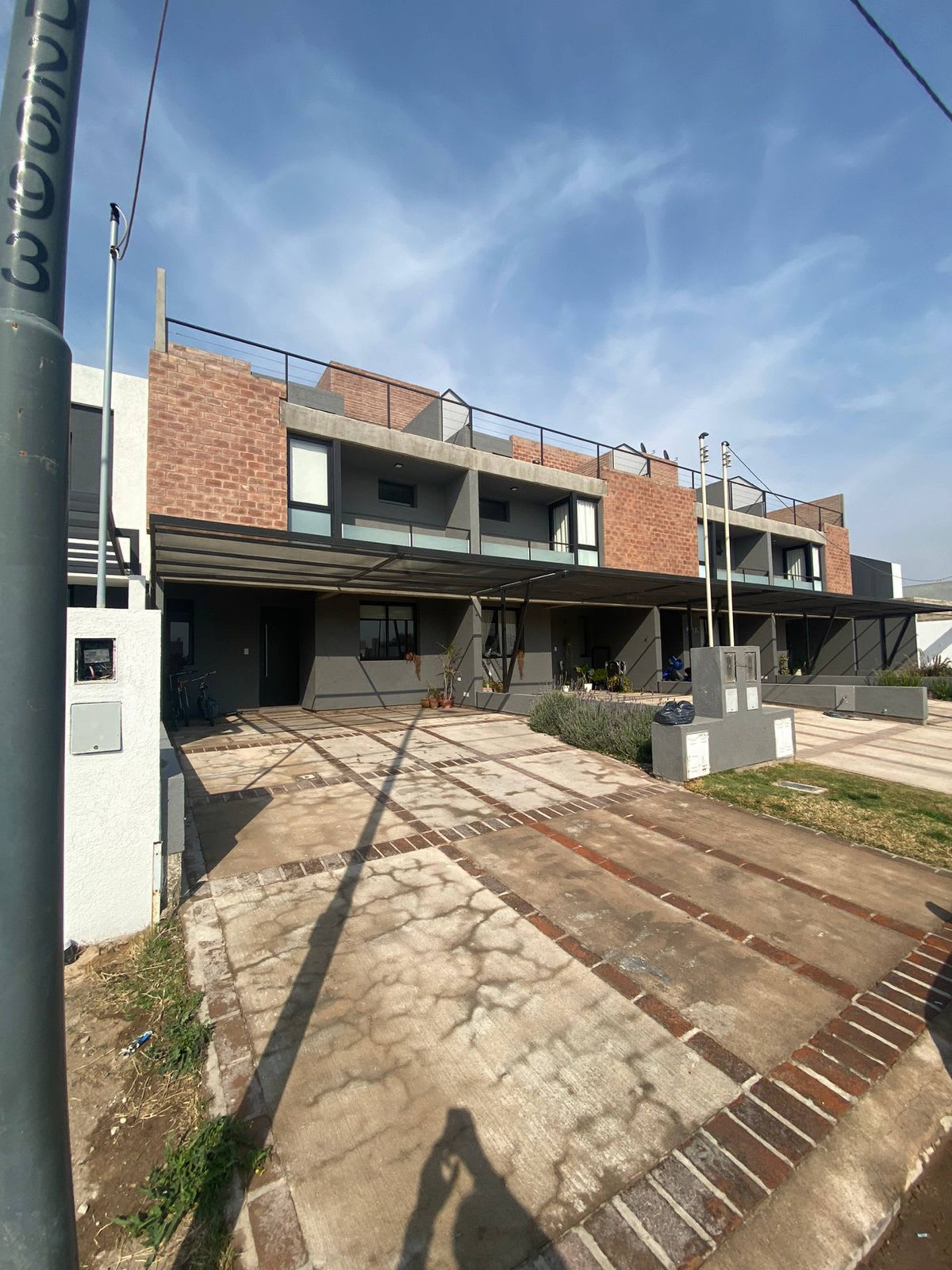 Sobre OHiggins, a 15 min del Centro. Barrio cerrado con seguridad 24hs y entorno familiar consolidado. - foto 4