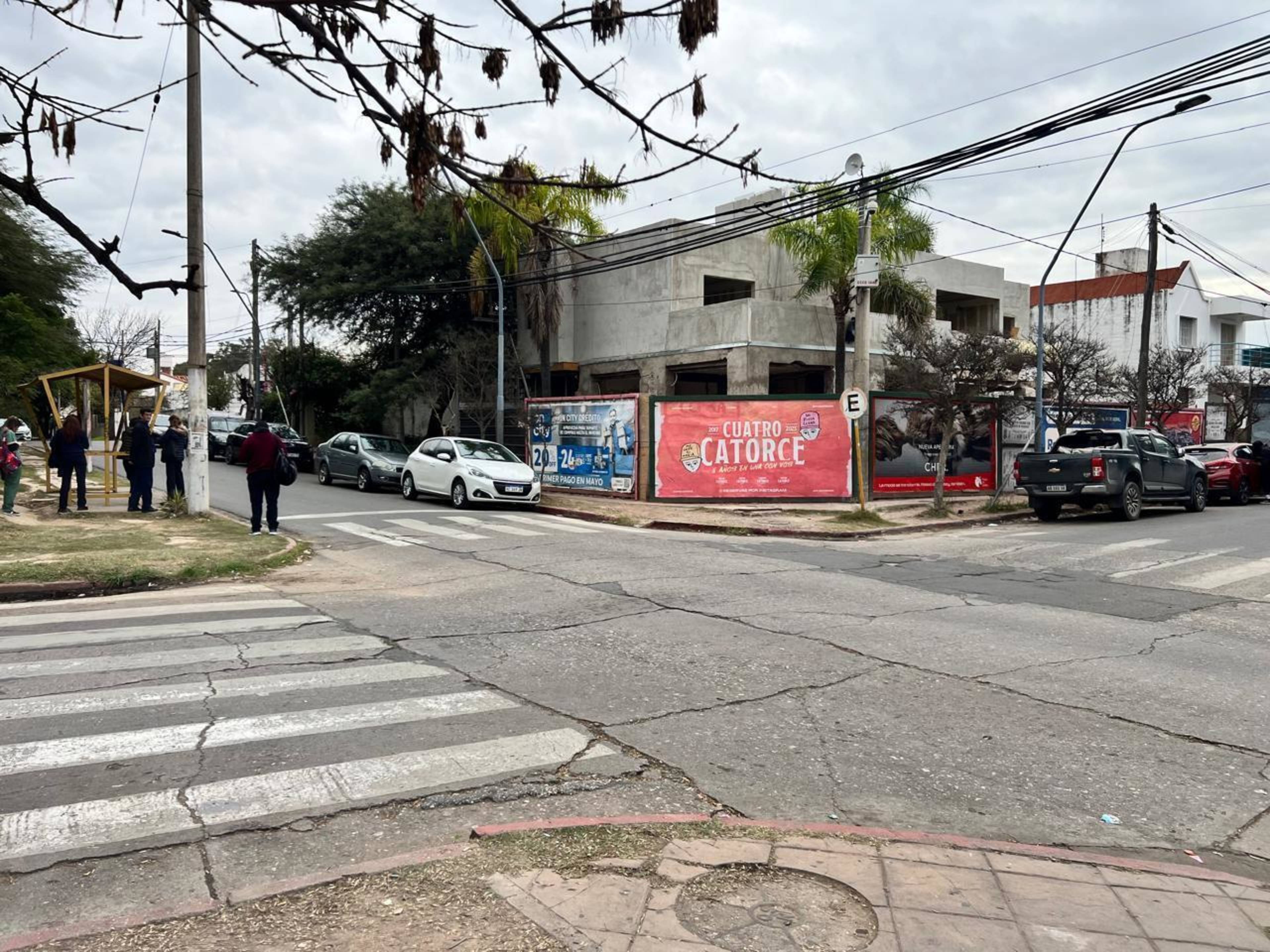 LOCALES COMERCIALES FRENTE A CLÍNICA VÉLEZ SARSFIELD - A ESTRENAR - extra