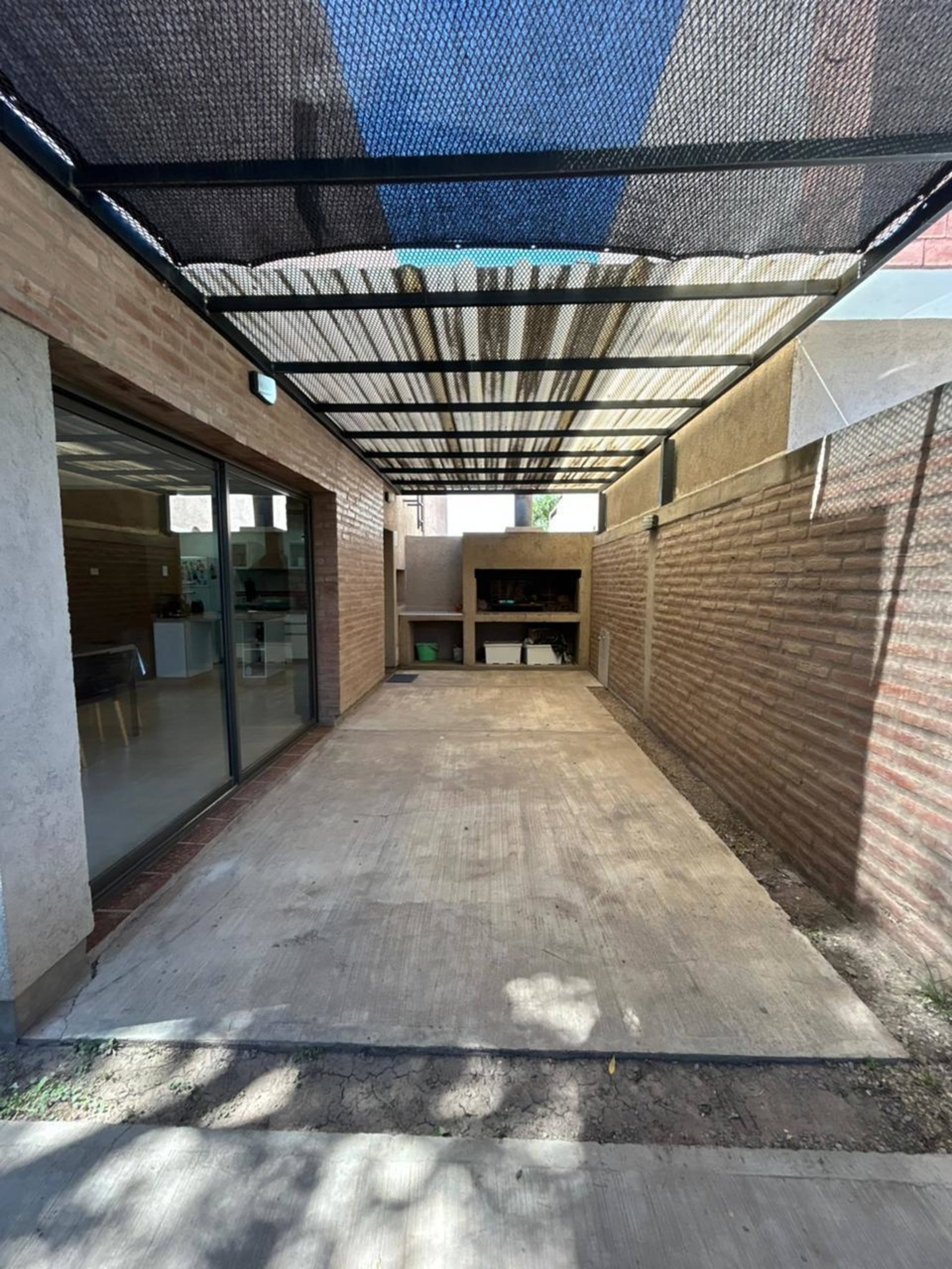 VENDO DUPLEX MIRADORES DE MANANTIALES I - EXCELENTE UBICACIÓN - parrilla