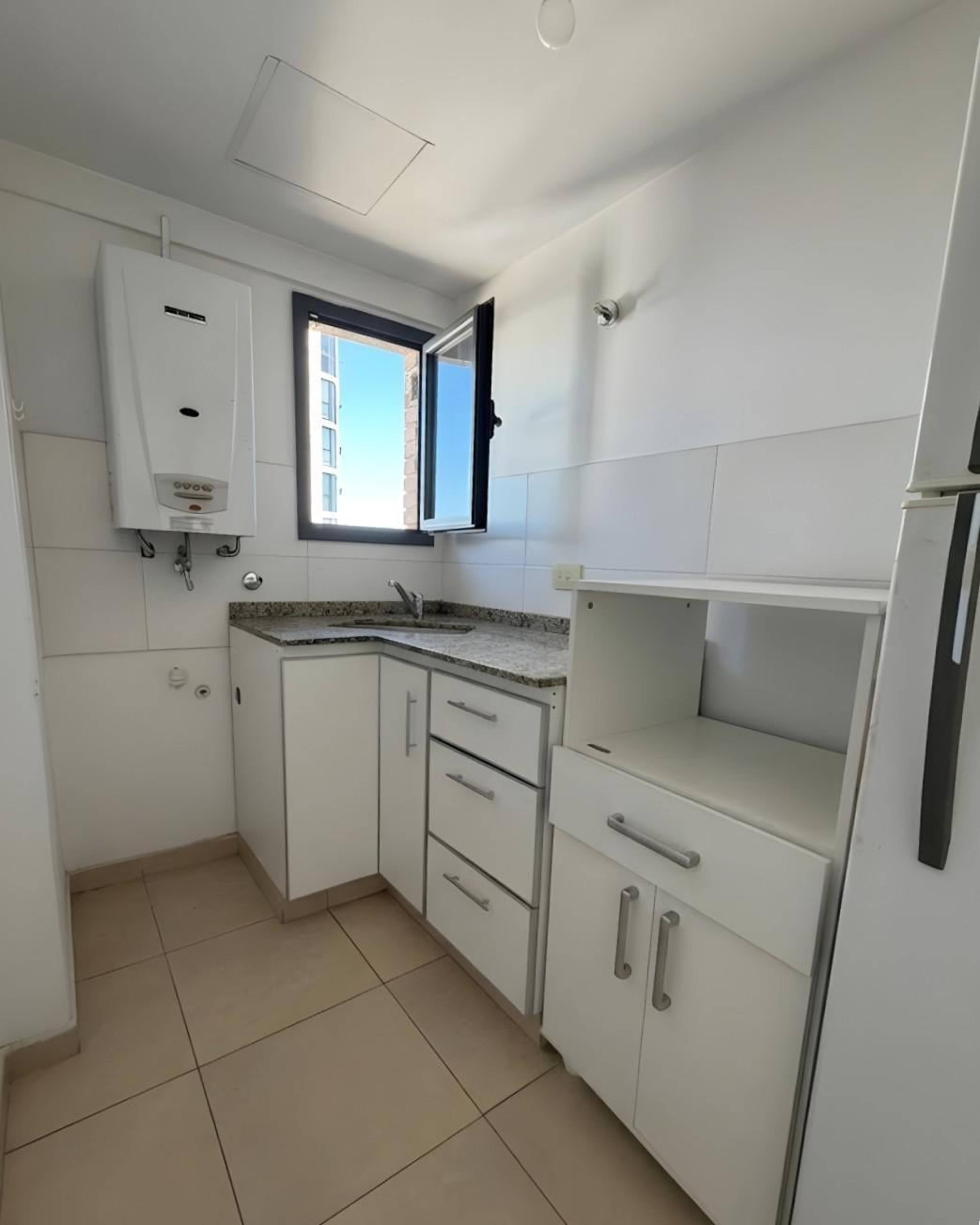 INVERSIÓN SEGURA EN ALBERDI - 1 DORM, BALCÓN, PISO 9, ALQUILADO HASTA 2027 - cocina