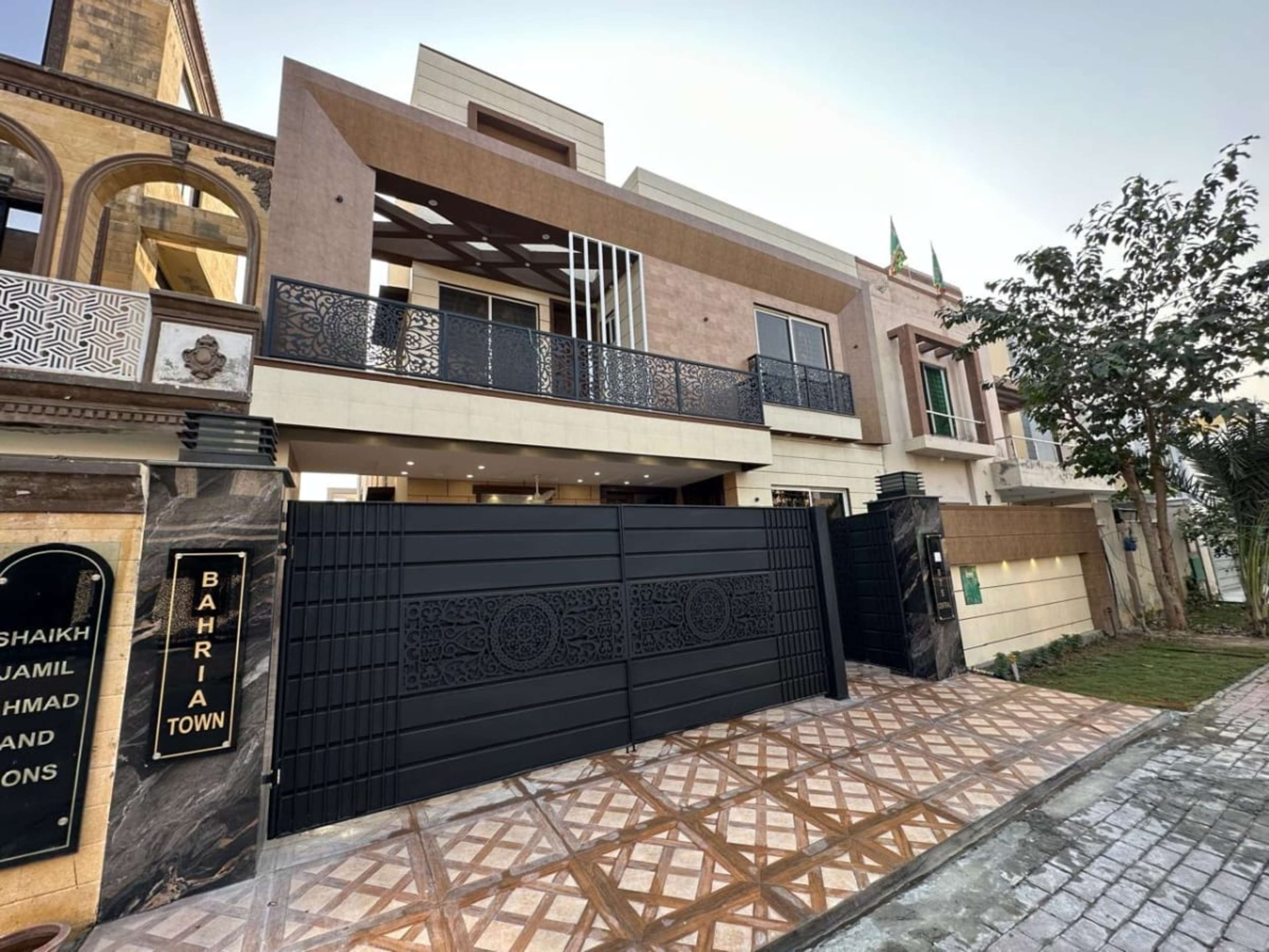 10 Marla Brand New House 