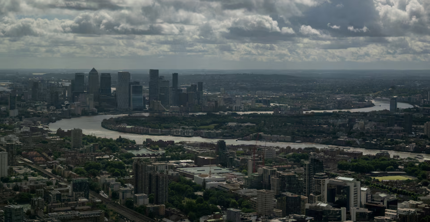 🇬🇧 UK Jobs Market Weakens as Vacancies Fall to 702,000