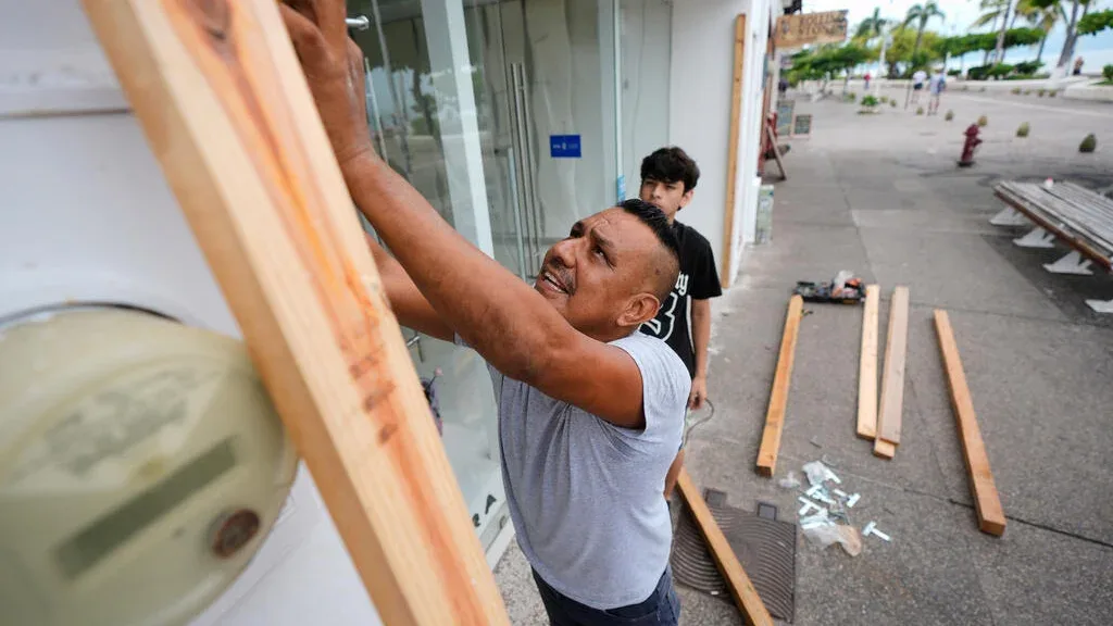 Hurricane Simon Strengthens to Category 4, Threatens Mexico’s Pacific Coast With Catastrophic Flooding