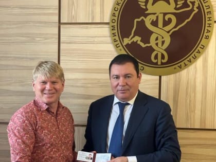 Президенту Торгово-промышленной палаты Приморского края Борису Ступницкому вручили членский билет Союза журналистов России