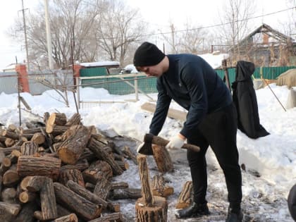 Три кубометра дров доставили семье участника СВО в Уссурийске