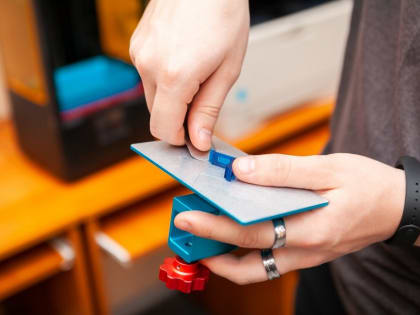 Специальное устройство для проведения операций на роговице у больных кератоконусом, создал студент ИРНИТУ