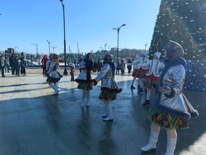 Весёлые игры, хороводы, песни и пляски: на набережной озера Солёного продолжаются новогодние гуляния