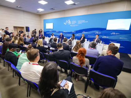 Студенты ДВФУ рассказали о патриотической работе в вузе на ключевом мероприятии деловой программы ВЭФ