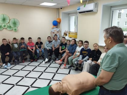 Сотрудники  курсов гражданской обороны МКУ УГОЧС администрации Арсеньевского городского округа провели занятия с детьми в городских образовательных центрах «Мария» и «ITINI»