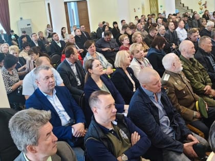 На очередном заседании Думы 27 апреля депутаты Думы рассмотрели отчет о результатах деятельности главы и администрации округа, в том числе о решении вопросов, поставленных Думой, з