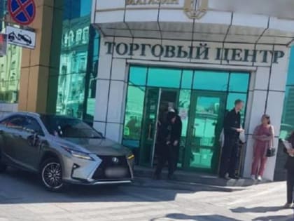 Полиция озвучила подробности ДТП с неуправляемым Lexus'ом во Владивостоке