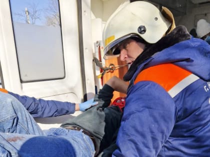 Спасатели управления по делам ГО и ЧС помогли пострадавшему в аварии