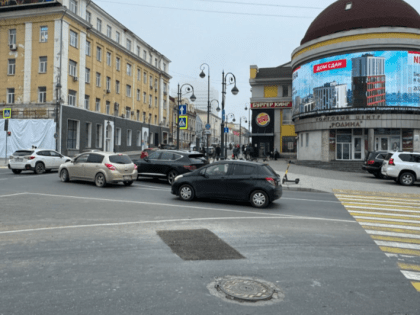 Провал на дороге в центре Владивостока устранили