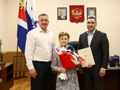 Глава Находки поздравил с 90-летним юбилеем заслуженного учителя РФ Лидию Мосолову