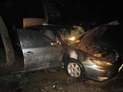 Пожарные ликвидировали возгорание автомобиля ночью в Приморье