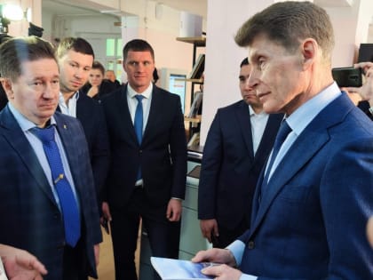 Губернатор Приморского края Олег Кожемяко посетил Центральную библиотеку
