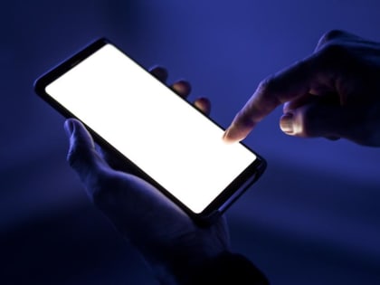 Названа опасность нахождения телефона рядом с человеком во время сна