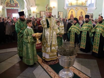 В канун празднования Входа Господня в Иерусалим митрополит Владимир совершил всенощное бдение в Покровском соборе