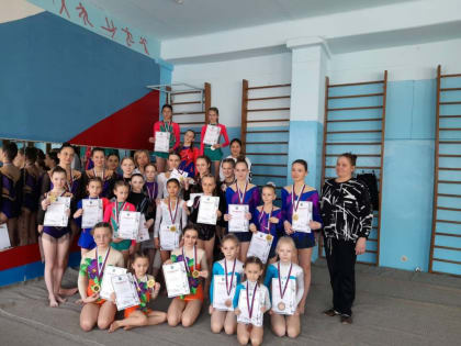 80 юных спортсменов поучаствовали в городских соревнованиях по акробатике