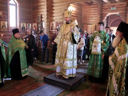 В канун праздника Святой Пятидесятницы митрополит Владимир совершил всенощное бдение