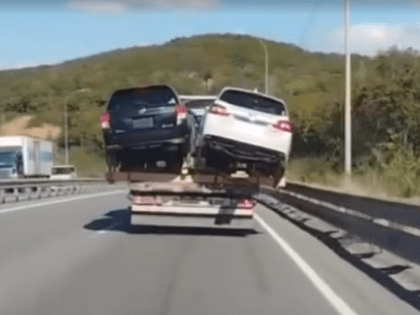 Опасный способ транспортировки автомобилей во Владивостоке