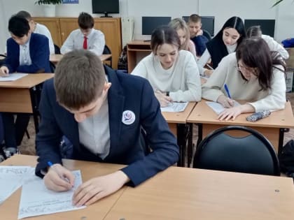 Сегодня «Разговоры о важном» в школах Приморья были посвящены Году педагога и наставника