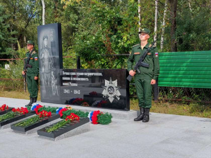 ПАМЯТНУЮ ДАТУ ОТМЕТИЛИ ВОЗЛОЖЕНИЕМ ЦВЕТОВ