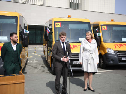 Глава Приморья вручил ключи от новых школьных автобусов представителям муниципалитетов