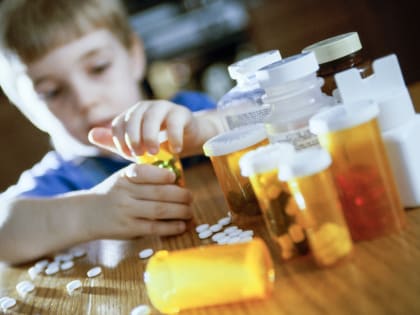 Детям нельзя: медики просят родителей убрать лекарства из свободного доступа