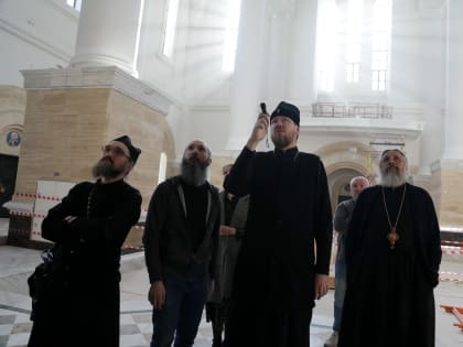 Митрополит Владимир ознакомился с ходом работ по строительству Спасо-Преображенского собора