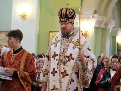 Митрополит Владимир совершил Божественную литургию и Пасхальное поминовение усопших в Покровском соборе