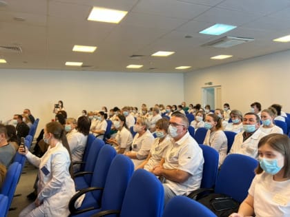 Родителей молодых сотрудников Приморского перинатального центра поблагодарили за достойное воспитание детей