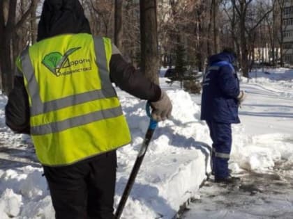 Во Владивостоке расчищают тротуары и вывозят снег