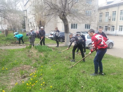 Субботник по уборке территории возле Совета ветеранов провели юные волонтеры и арсеньевцы старшего поколения