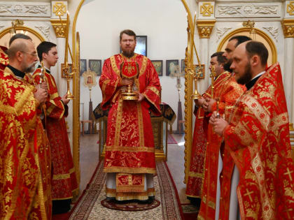 Глава Приморской митрополии совершил Божественную литургию в Покровском храме поселка Угловое