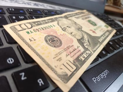 Курс рубля стремительно падает