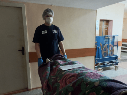 Приморцы помогают с транспортировкой раненных военнослужащих в госпитале Донецка