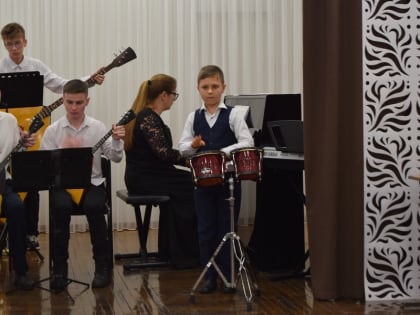 В концертном зале школы искусств учащиеся и преподаватели отделения народных и духовых инструментов провели концерт для родителей