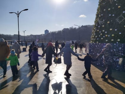 На набережной озера Солёного продолжаются новогодние гуляния 