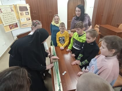 В Духовно-просветительском центре начались интерактивные уроки для ребят по русскому народному костюму с демонстрацией элементов плетения поясов (+ Фото)