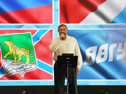 «Равнение на флаги!»: на торжественной линейке в честь начала учебного года собрались все первокурсники ВВГУ