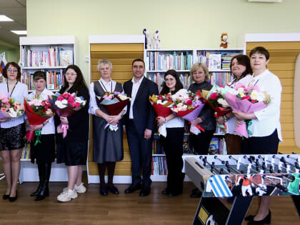 Глава Находки поздравил сотрудников библиотеки «Зеленый мир» с Днем работника культуры