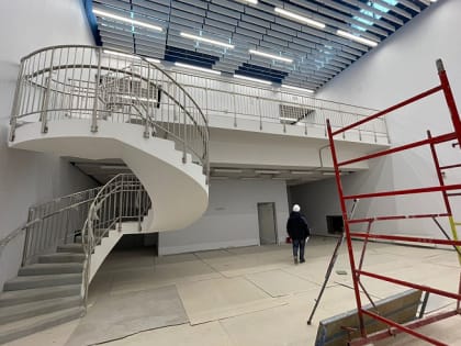 «Вкрутить лампочки и расставить мебель»: культурно-образовательный комплекс на Русском готовят к сдаче