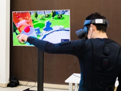 Виртуальная реальность поднимает людей после инсультов в Приморье