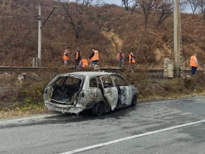 В Приморье машина заехала на ж/д пути, перевернулась и загорелась