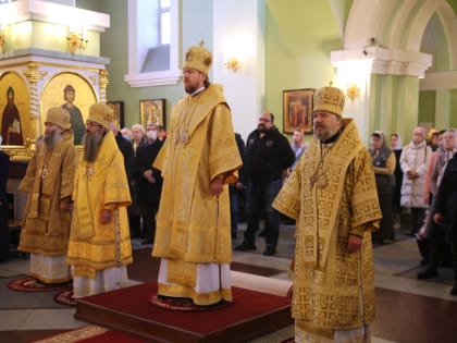 Архипастыри Приморской митрополии совершили Божественную литургию в Покровском соборе