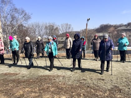 В Находке прошли первые занятия по скандинавской ходьбе